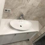 Столешница и раковина из акрилового камня изготовлено в правила камня