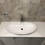 Столешница и раковина из акрилового камня изготовлено в правила камня