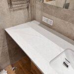 Кварцевая столешница в ванную комнату изготовлено в правила камня