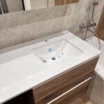 Кварцевая столешница в ванную комнату изготовлено в правила камня