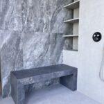 Скамья из кварцевого агломерата в душевую зону изготовлено в правила камня