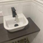 Столешница из акрила в ванную комнату изготовлено в правила камня