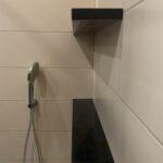 5 полок из акрила в душевую зону изготовлено в правила камня