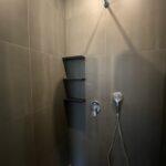 5 полок из акрила в душевую зону изготовлено в правила камня