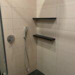 5 полок из акрила в душевую зону изготовлено в правила камня