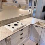 Кварцевые столешницы и стеновые панели на кухню изготовлено в правила камня