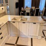 Кварцевые столешницы и стеновые панели на кухню изготовлено в правила камня