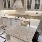 Кварцевые столешницы и стеновые панели на кухню изготовлено в правила камня