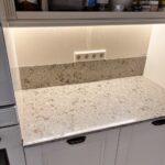 Кварцевые столешницы и стеновые панели на кухню изготовлено в правила камня