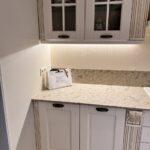 Кварцевые столешницы и стеновые панели на кухню изготовлено в правила камня