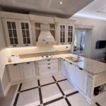 Кварцевые столешницы и стеновые панели на кухню изготовлено в правила камня