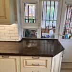 Столешница на кухню и 2 столешницы из кварцевого агломерата изготовлено в правила камня