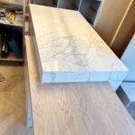 Столешницы для гарнитура и острова, фартук и полка из кварцевого агломерата изготовлено в правила камня