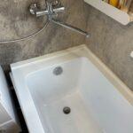 Подоконник с откосами и пристенный плинтус на ванну изготовлено в правила камня