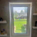 Подоконник с откосами и пристенный плинтус на ванну изготовлено в правила камня