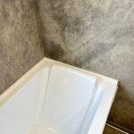 Подоконник с откосами и пристенный плинтус на ванну изготовлено в правила камня