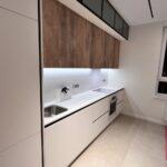 Столешница и фартук из кварцевого агломерата изготовлено в правила камня