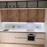 Столешница и фартук из кварцевого агломерата изготовлено в правила камня