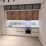 Столешница и фартук из кварцевого агломерата изготовлено в правила камня