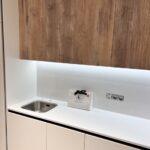 Столешница и фартук из кварцевого агломерата изготовлено в правила камня