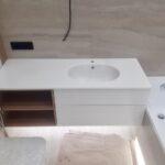 Столешница в ванную комнату из акрила изготовлено в правила камня