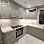 Угловая столешница, фартук, подоконник и откосы из искусственного камня изготовлено в правила камня