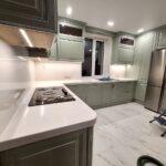 Угловая столешница, фартук, подоконник и откосы из искусственного камня изготовлено в правила камня