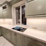 Угловая столешница, фартук, подоконник и откосы из искусственного камня изготовлено в правила камня