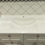 Столешница в ванную комнату с интегрированной раковиной-лодочкой изготовлено в правила камня