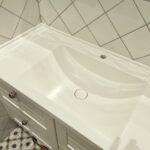 Столешница в ванную комнату с интегрированной раковиной-лодочкой изготовлено в правила камня