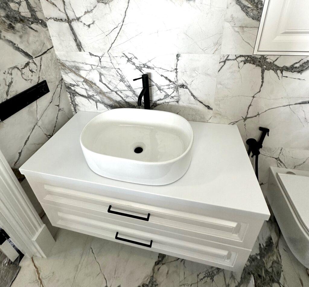 Белая столешница в ванную комнату из акрила изготовлено в правила камня