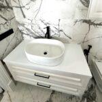 Белая столешница в ванную комнату из акрила изготовлено в правила камня