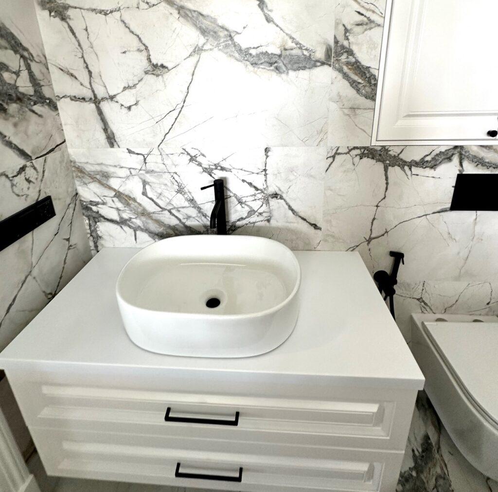 Белая столешница в ванную комнату из акрила изготовлено в правила камня