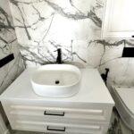 Белая столешница в ванную комнату из акрила изготовлено в правила камня