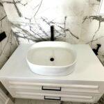 Белая столешница в ванную комнату из акрила изготовлено в правила камня