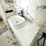 Белая столешница в ванную комнату из акрила изготовлено в правила камня