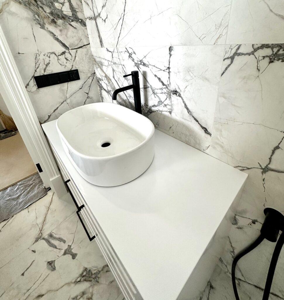 Белая столешница в ванную комнату из акрила изготовлено в правила камня