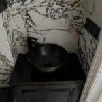 Черная столешница в ванную комнату из акрила изготовлено в правила камня