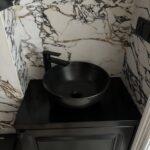 Черная столешница в ванную комнату из акрила изготовлено в правила камня