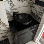 Черная столешница в ванную комнату из акрила изготовлено в правила камня