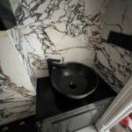 Черная столешница в ванную комнату из акрила изготовлено в правила камня