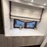 Столешницы на кухню и для барной стойки из кварцевого агломерата изготовлено в правила камня