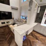 Столешницы на кухню и для барной стойки из кварцевого агломерата изготовлено в правила камня