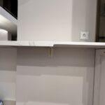 Столешницы на кухню и для барной стойки из кварцевого агломерата изготовлено в правила камня