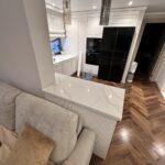 Столешницы на кухню и для барной стойки из кварцевого агломерата изготовлено в правила камня