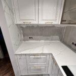 Столешницы на кухню и для барной стойки из кварцевого агломерата изготовлено в правила камня