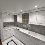 Столешницы на кухню и для барной стойки из кварцевого агломерата изготовлено в правила камня