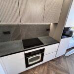 Кварцевая угловая столешница на кухню изготовлено в правила камня