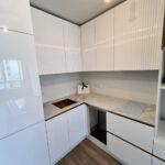 Кухонная угловая столешница из кварцевого агломерата изготовлено в правила камня