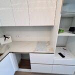 Кухонная угловая столешница из кварцевого агломерата изготовлено в правила камня